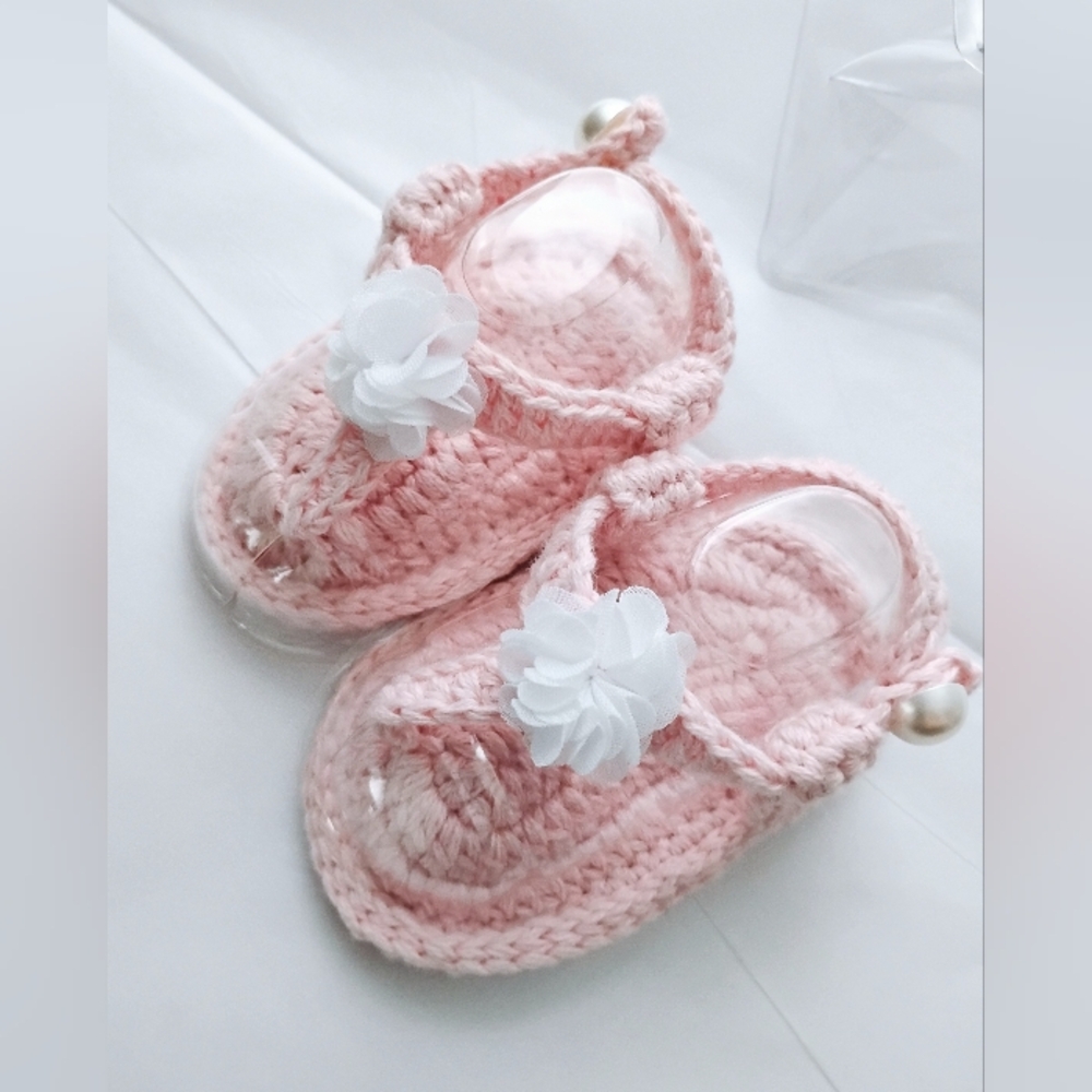 NWT! FREE Gift 🎁 Baby Deer 🦌  Pink Crochet Shoes with White Floral Accent